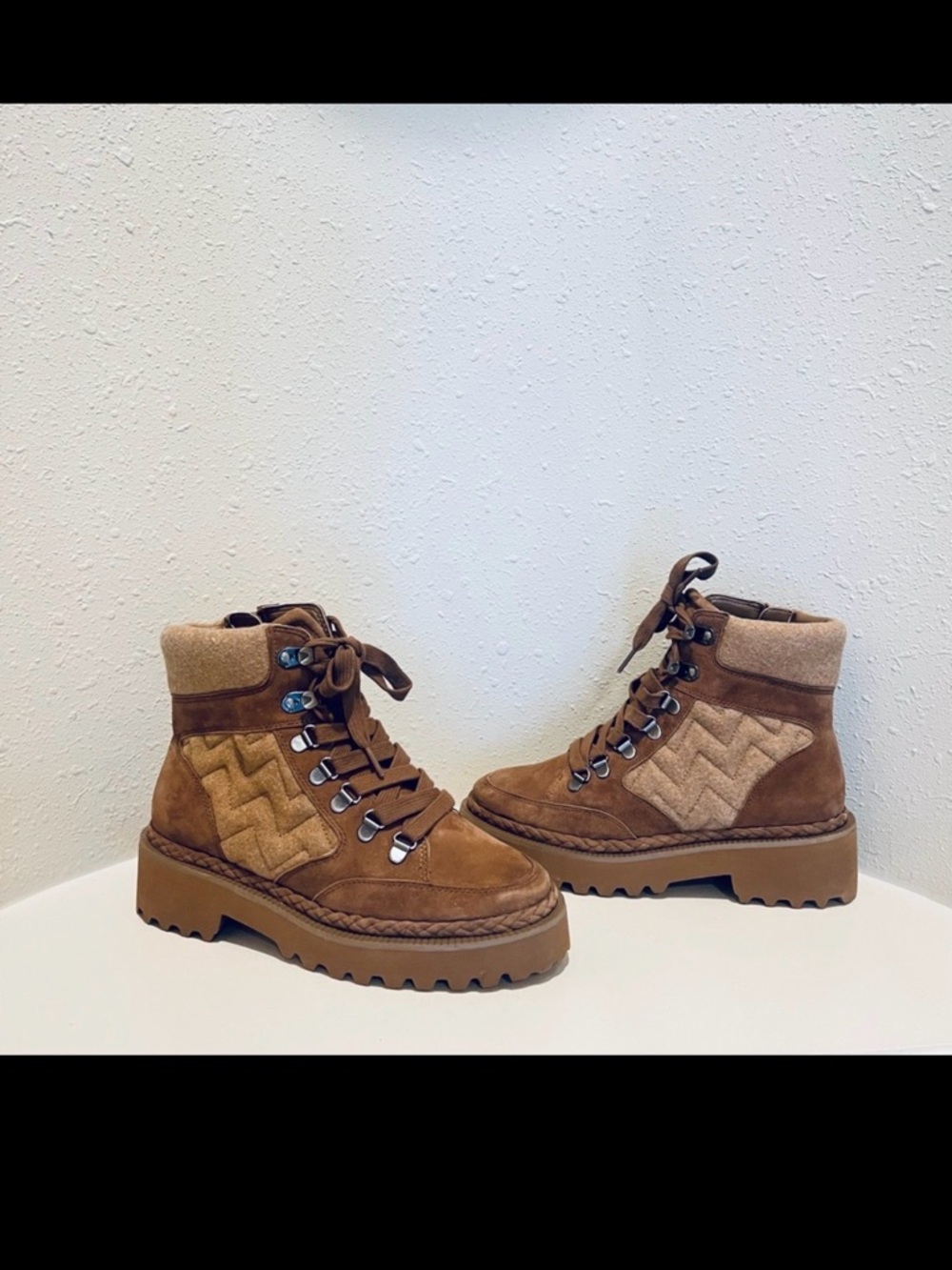 Vince Camuto Suede Textile Tan Women’s Hiker Ankle Boots Size 6.5 NEW